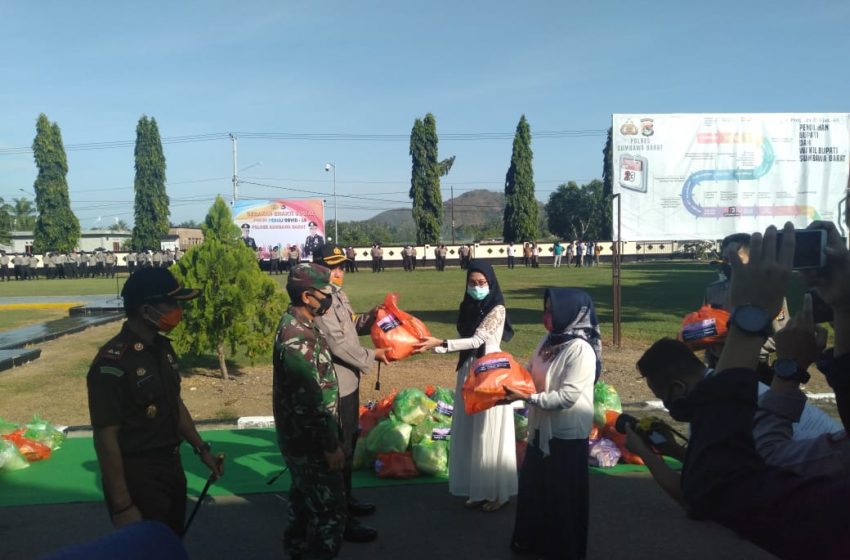  Baksos, TNI-POLRI di KSB Bagi Ratusan Paket Sembako