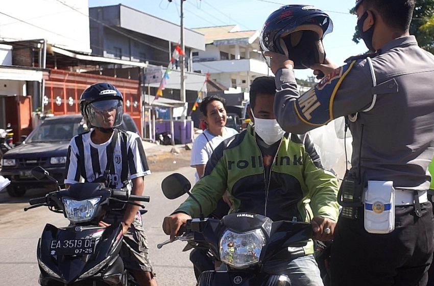  Polres Sumbawa Bagi Helm dan Masker Kepada Pengguna Jalan