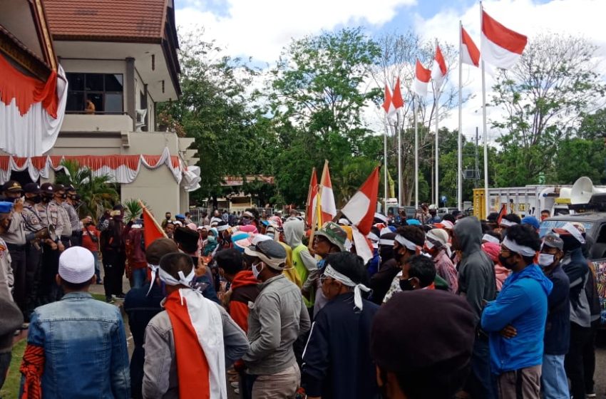  Massa Gedor Kantor Bupati Sumbawa, Tuntut Perbaikan Jalan Menuju Tero