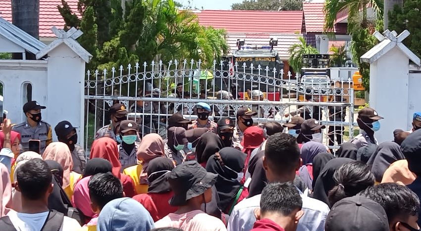  Demo Tolak Omnibus Law Cipta Kerja di Bima Ricuh, 2 Polwan Terluka