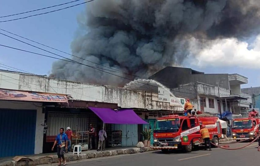  Kebakaran di Pusat Pertokoan Sumbawa, Tiga Ruko Dilalap Api