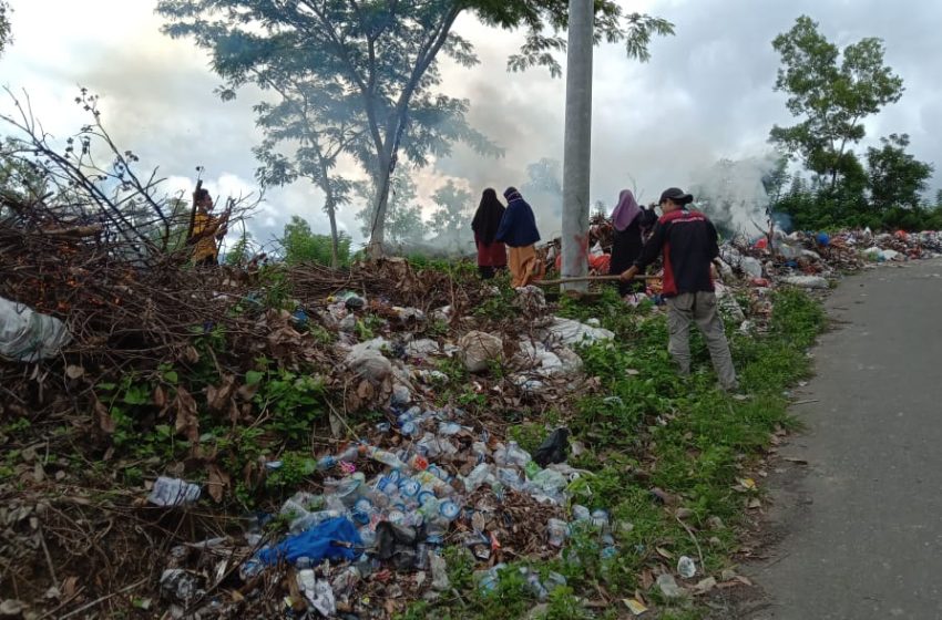  Sampah Numpuk di Jalan Penghubung 2 Lokasi Wisata, Mahasiswa Wawo Turun Tangan