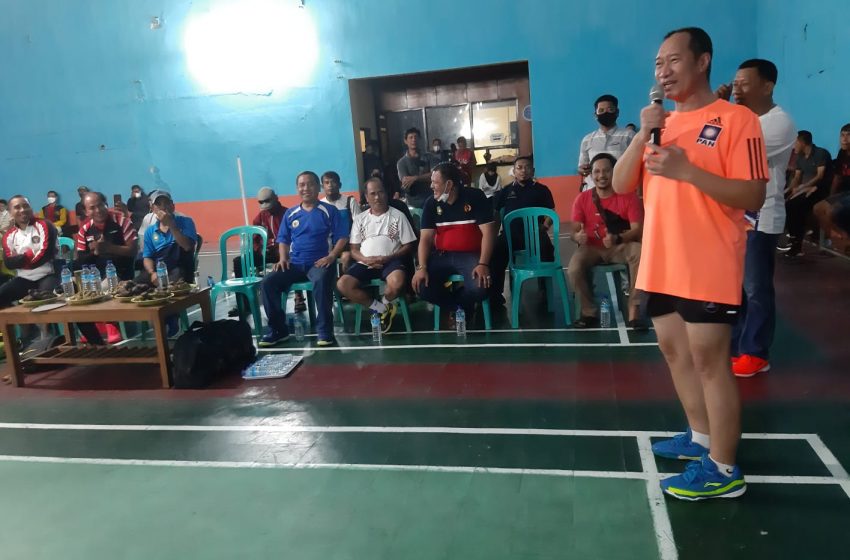  Rudi Mbojo Ramaikan Eksebisi Badminton Sumbawa Legend