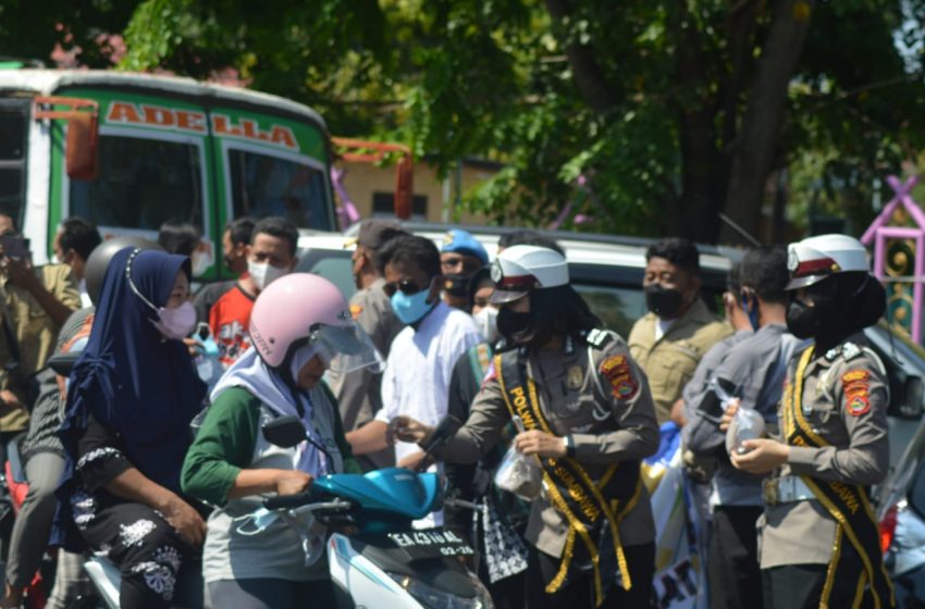  Sambut Kongres IJTI, Wartawan dan Polisi Bagi Masker dan Makanan Gratis
