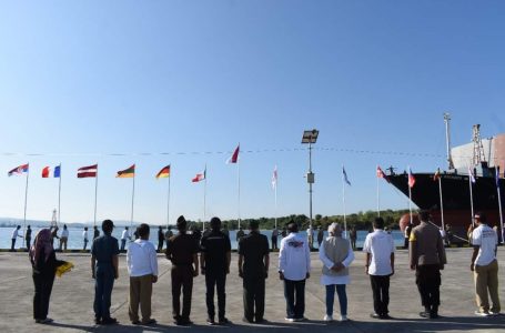 Bendera Negara Peserta MXGP Samota Berkibar di Pelabuhan Badas